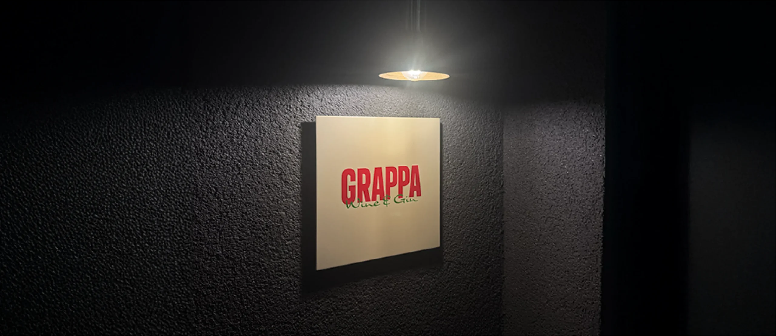 grappa様の店舗壁面に設置したロゴサイン
